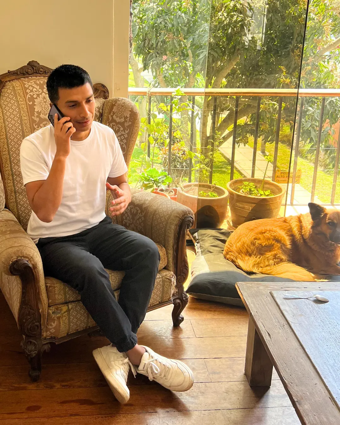 Emprendedora trabajando desde su laptop